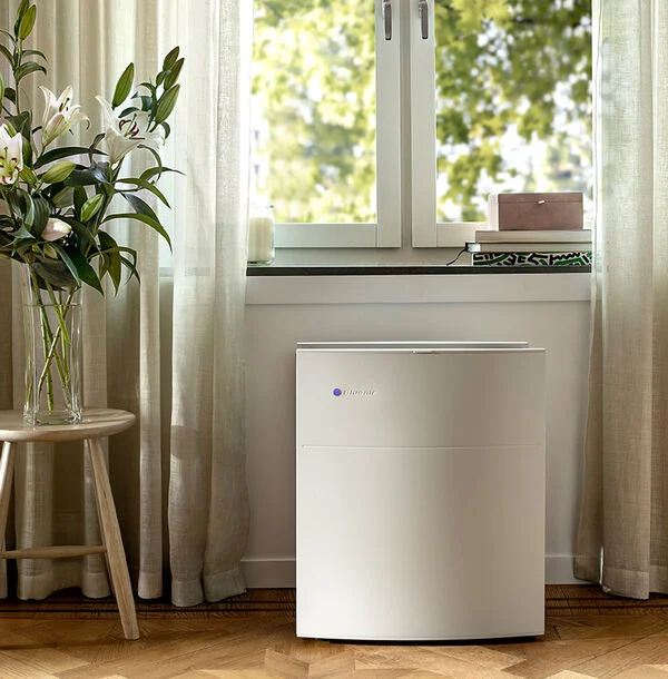 Oczyszczacz powietrza Blueair 480i w pokoju