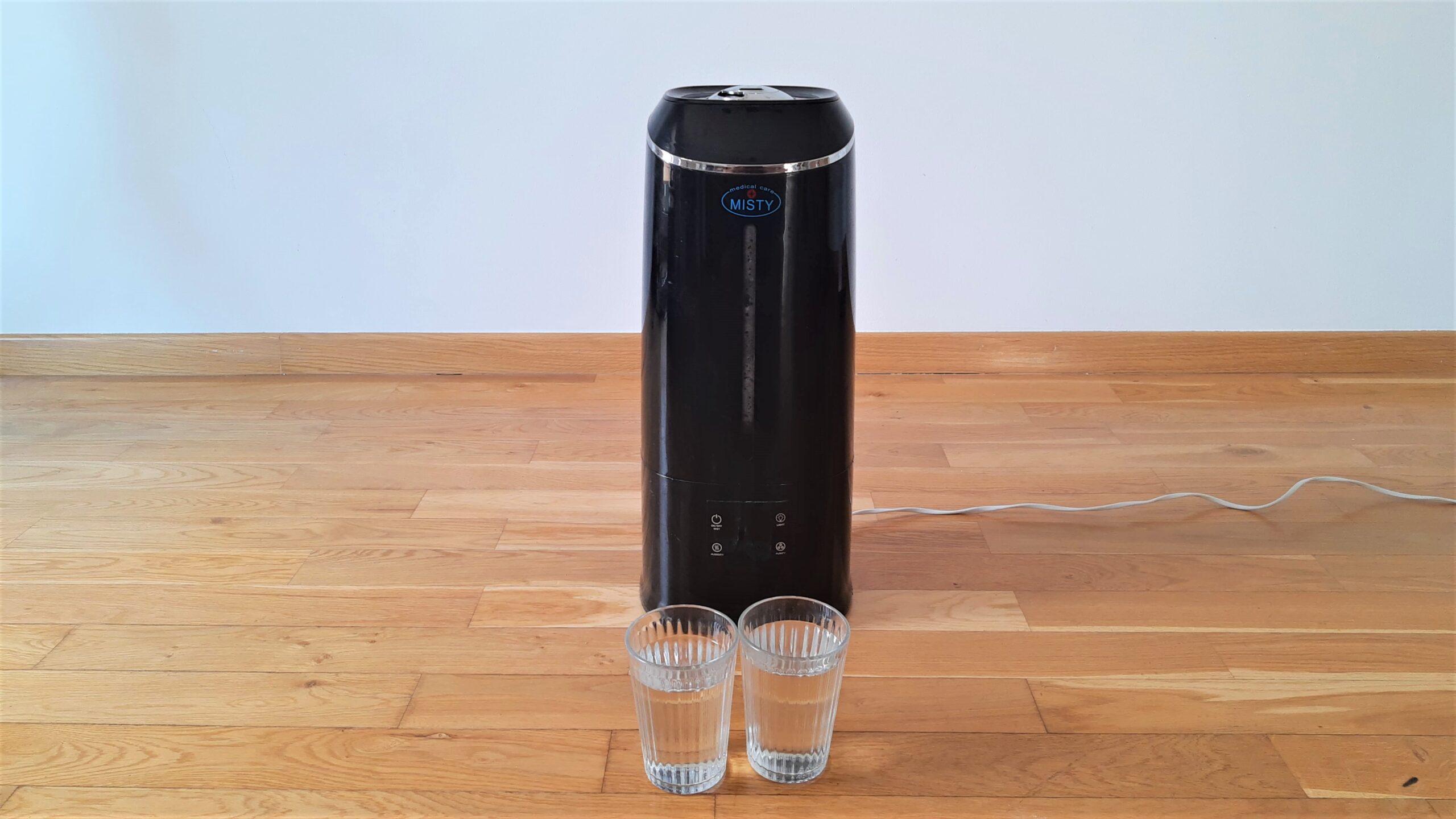 Woda kranowa przed ultradźwiękowym nawilżaczem Misty