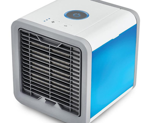 Klimatyzer powietrza Arctic Cooler Rovus podświetlony na niebiesko.