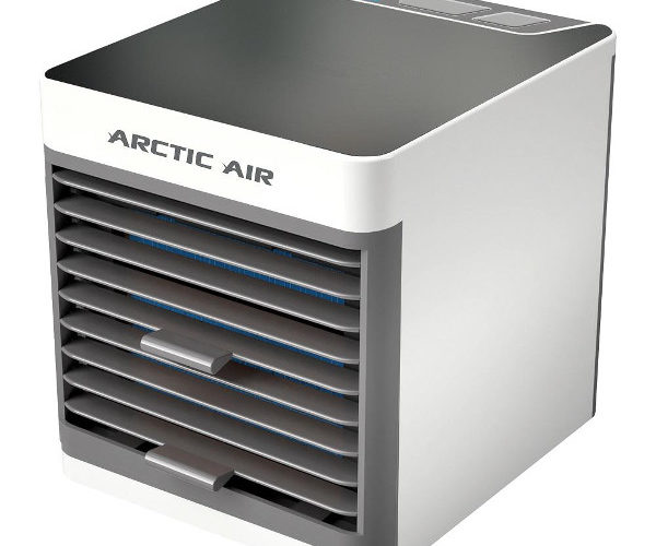 Klimatyzer powietrza Rovus Arctic Air Ultra na białym tle.