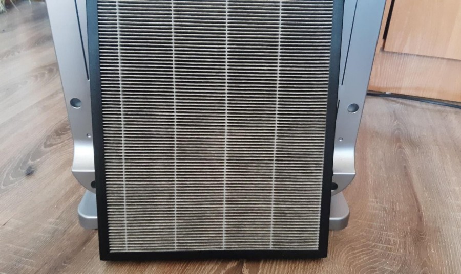 Zakurzony filtr HEPA na tle oczyszczacza powietrza Klarta Forste 4