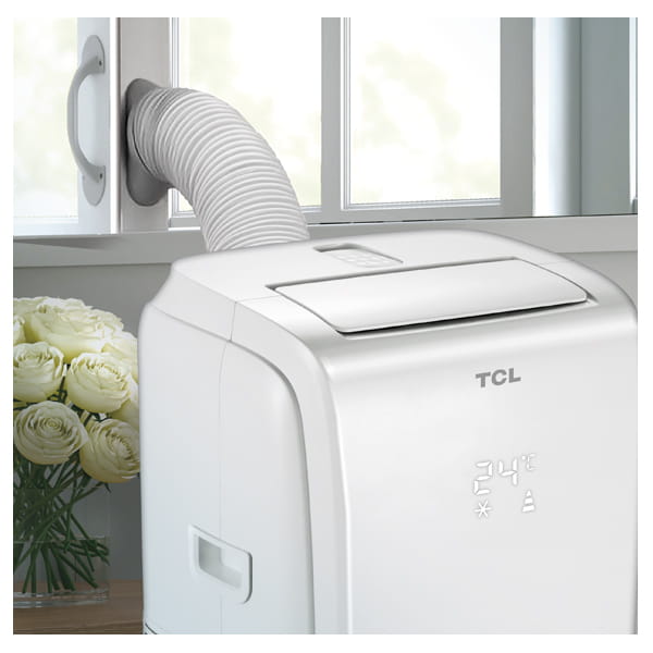 Klimatyzator przenośny TCL TAC-09CPBH/K w wersji białej zainstalowany w pokoju