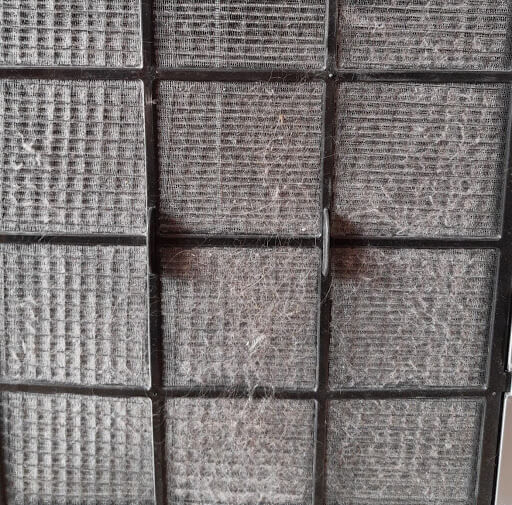 Kłęby kurzu na filtrze wstępnym po ok. miesiącu od ostatniego czyszczenia