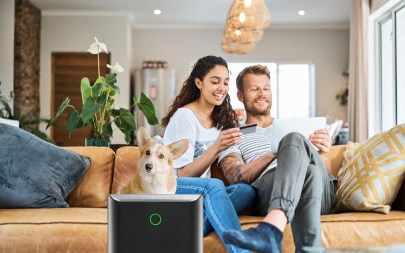 Klarta Stor w salonie i ludzie