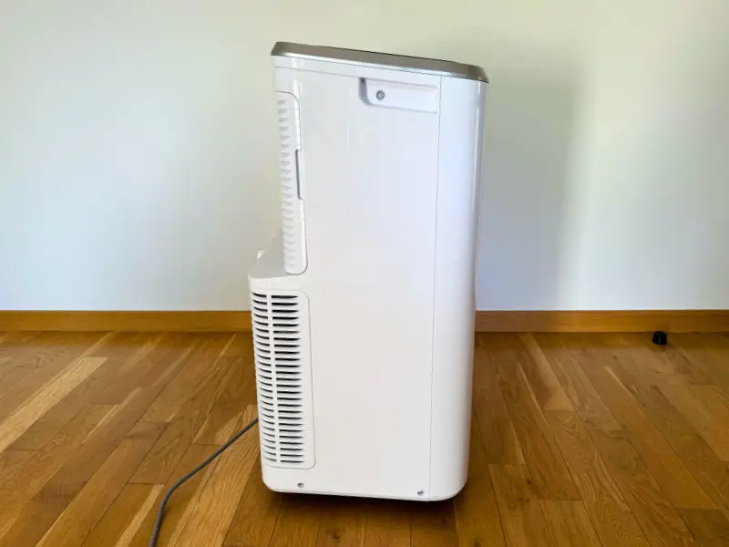 Klimatyzatory Electrolux EXP34U338HW ustawiony bokiem. Źródło Materiały własne