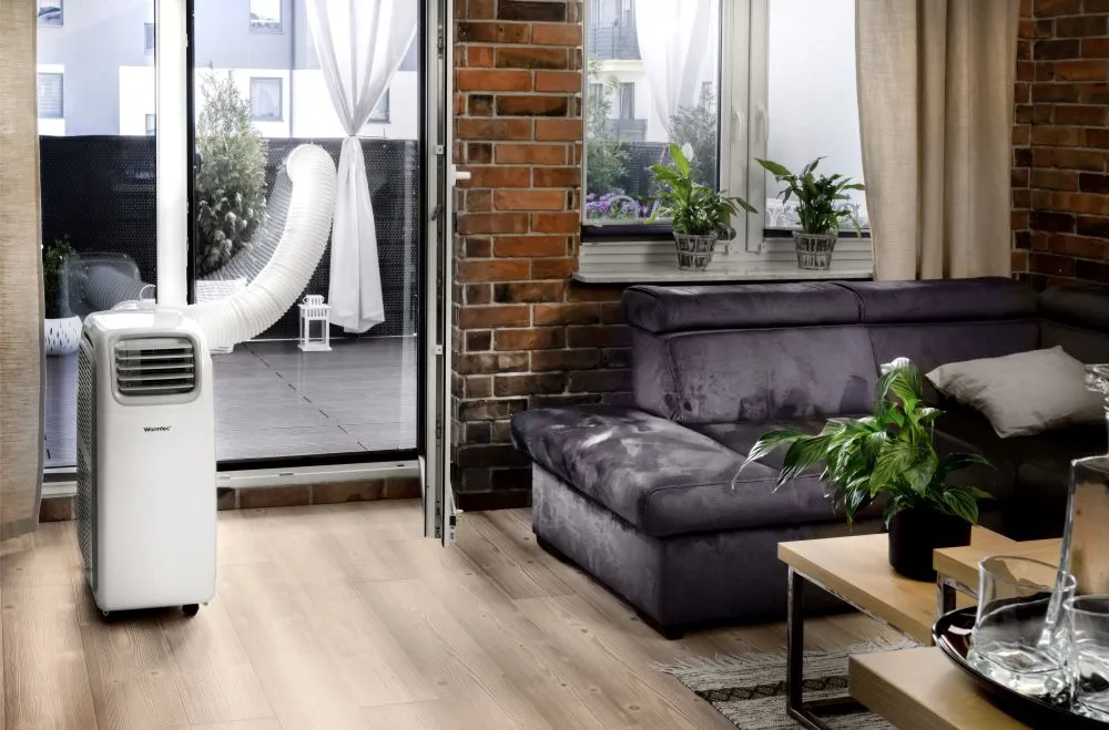 Klimatyzator pokojowy Warmtec Morso KP40W pracuje w czterech trybach:chłodzenia, ogrzewania, osuszania, wentylacji. Oprócz tego użytkownicy mogą wybrać jedną z 3 prędkości pracy. Znajdziemy tu również tryb automatyczny wentylatora. W trybie auto, gdy temperatura w pomieszczeniu jest wyższa o co najmniej 3°C niż ta ustawiona na klimatyzatorze, to zostanie włączona najwyższa praca wentylatora. Jeśli temperatura w pomieszczeniu jest wyższa o co najmniej 2°C niż temperatura zadana, to zostanie wybrana średnia prędkość. Jeśli temperatura w pomieszczeniu jest równa lub niższa od temperatury zadanej, urządzenie będzie pracowało z niską prędkością wentylatora.