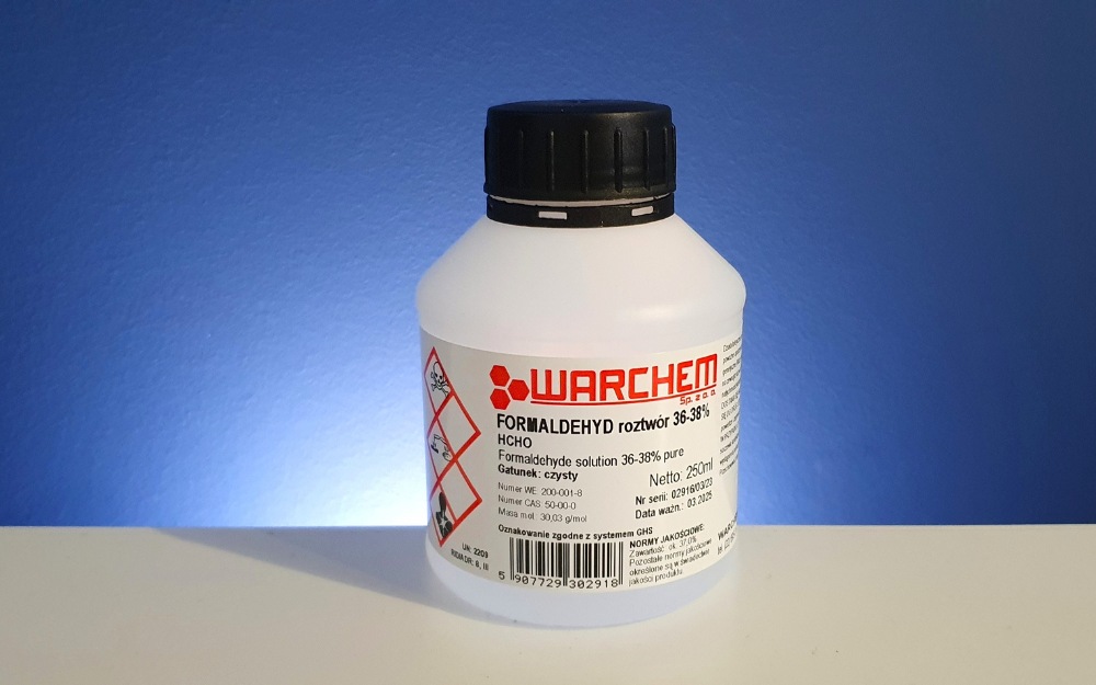 Formaldehyd butelka granatowe tło