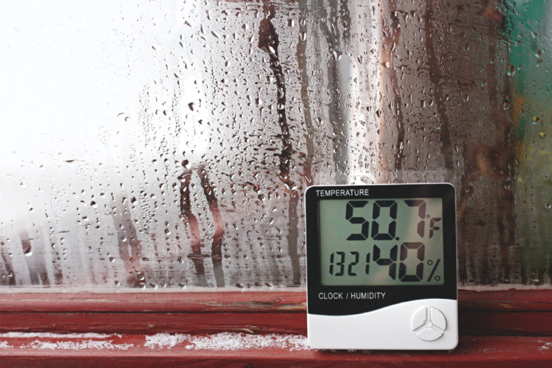 higrometr na parapecie