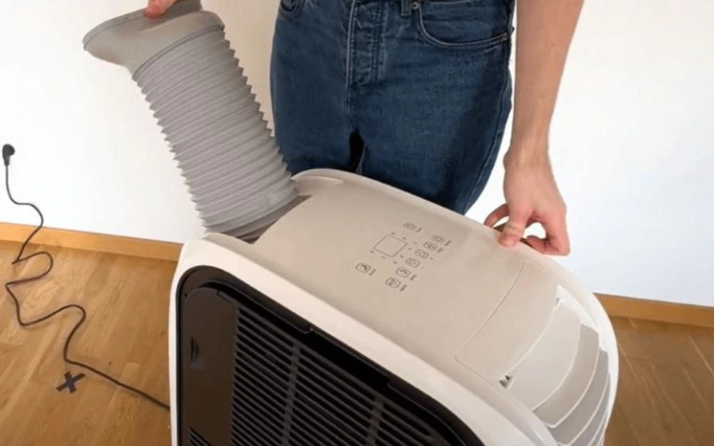 klimatyzator do domu Fral FSC 14.2 z rurą wyrzutową.