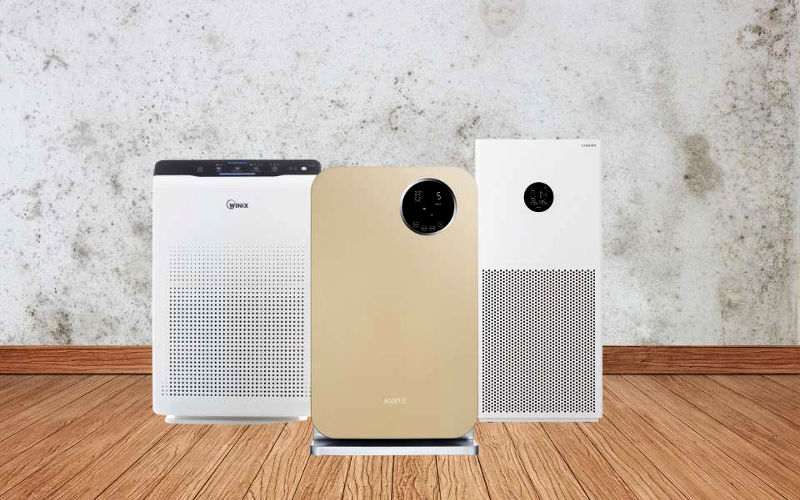 oczyszczacze powietrza na tle ściany pokrytej pleśnią