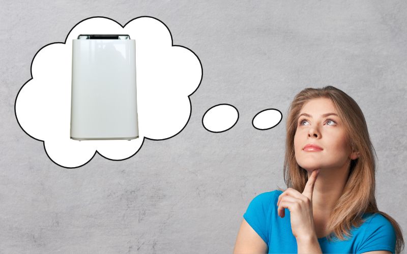 Kobieta myśląca o oczyszczaczu powietrza