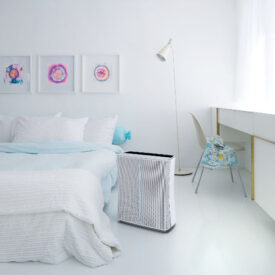 stadler form roger w pokoju przy łóżku