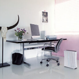 Stadler Form Roger w pokoju przy biurku i krześle