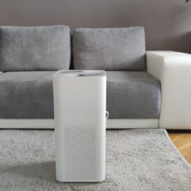 Xiaomi 3c bokiem w salonie