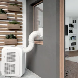 Klimatyzator przenośny Warmtec Morso KP40W zamontowany na zewnątrz