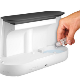 Grafika przedstawiająca wlewanie olejków eterycznych do nawilżacza Stadler Form ben.