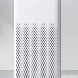 Oczyszczacz powietrza Xiaomi Air Purifier 2H na szarym tle, widok od przodu.