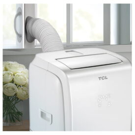 Klimatyzator przenośny TCL TAC-09CPBH/K w wersji białej zainstalowany w pokoju