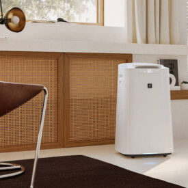 Oczyszczacz powietrza Sharp UA-KIL60E-W w pokoju