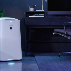 Oczyszczacz powietrza Sharp UA-KIL80E-W w pokoju