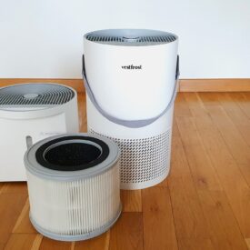 Vestfrost VP A1S40WH wraz z wyjętym filtrem obok nakładka do nawilżania