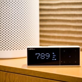 stacja jakości powietrza leży na stole przy oczyszczaczu