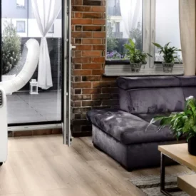 Klimatyzator pokojowy Warmtec Morso KP40W pracuje w czterech trybach: chłodzenia, ogrzewania, osuszania, wentylacji. Oprócz tego użytkownicy mogą wybrać jedną z 3 prędkości pracy. Znajdziemy tu również tryb automatyczny wentylatora. W trybie auto, gdy temperatura w pomieszczeniu jest wyższa o co najmniej 3°C niż ta ustawiona na klimatyzatorze, to zostanie włączona najwyższa praca wentylatora. Jeśli temperatura w pomieszczeniu jest wyższa o co najmniej 2°C niż temperatura zadana, to zostanie wybrana średnia prędkość. Jeśli temperatura w pomieszczeniu jest równa lub niższa od temperatury zadanej, urządzenie będzie pracowało z niską prędkością wentylatora.