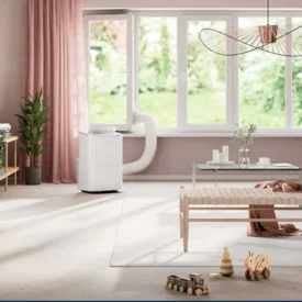 Klimatyzator przenośny Electrolux EXP34U339HW w salonie z zabawkami dziecięcymi