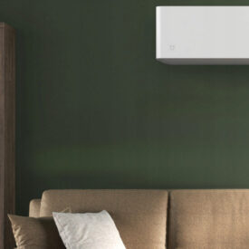 Jednostka wewnętrzna klimatyzatora split Xiaomi zamontrowana w salonie nad kanapą