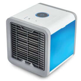 Klimatyzer powietrza Arctic Cooler Rovus podświetlony na niebiesko.
