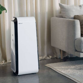 Oczyszczacz powietrza HealthProtect 7470i w salonie